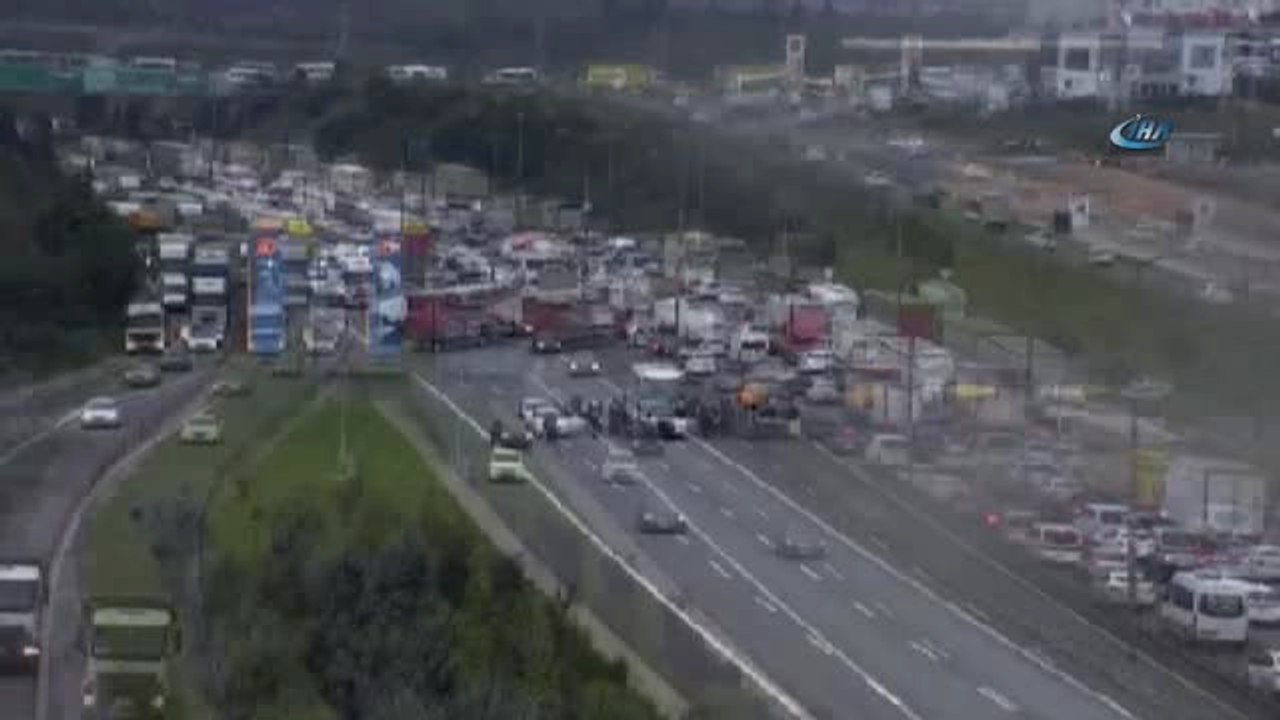 Tem Otoyolu Kurtköy Mevkii'nde Tır ile Otobüs Çarpıştı