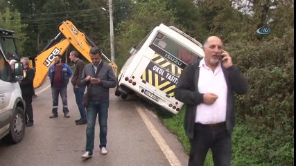 Kocaeli'de Kaygan Yolda Kontrolden Çıkan Öğrenci Servisi Devrildi: 3 Yaralı