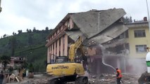 Muradiye beldesindeki binanın yıkımı (2) - RİZE
