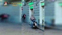 Napoli, falso cieco guidava lo scooter: fermato dalla Guardia di Finanza | Notizie.it