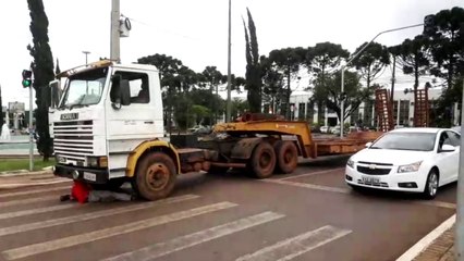 Veículo parado em via pública causa transtorno no trânsito