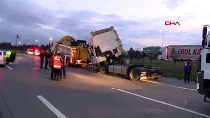 Kurtköy'de Tır ile Yolcu Otobüsü Çarpıştı 12 Yaralı