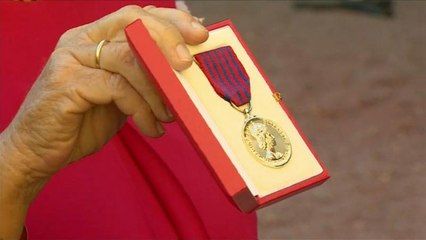 Medalla al valor para el "héroe del monopatín"