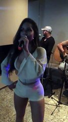 Aí vc chama sua mué pra ir no barzinho e quando chega lá é o próprio tinhoso quem está cantando