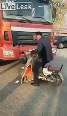 Ce fou fonce dans un camion tête baissée... plusieurs fois !