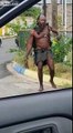 Danse endiablée.. et dénudée en pleine rue par cet homme ! LOL