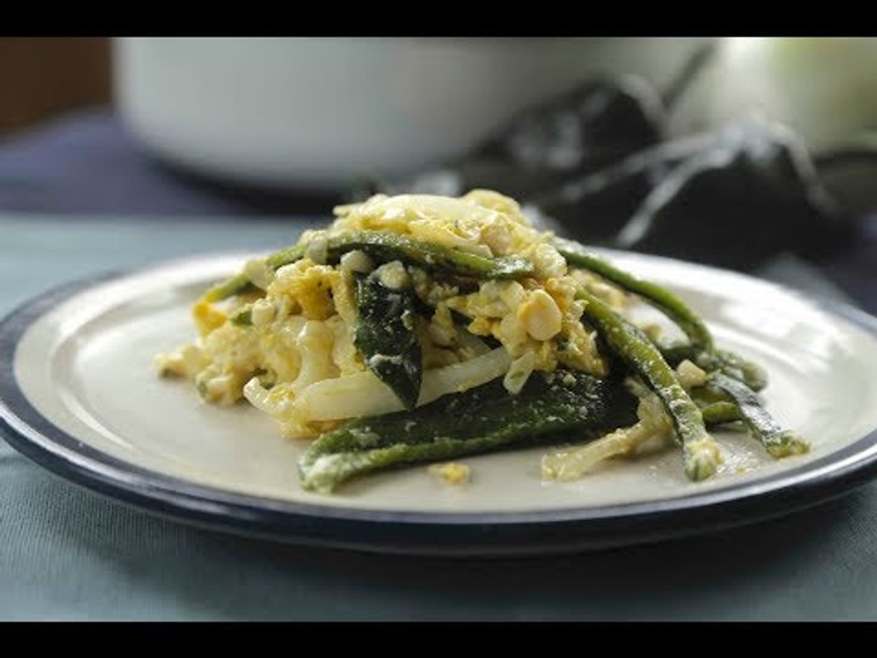 Scrambled eggs with poblano strips and corn