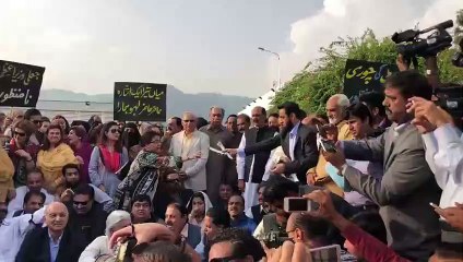 What Cameraman Said In front Of PMLN Leaders?