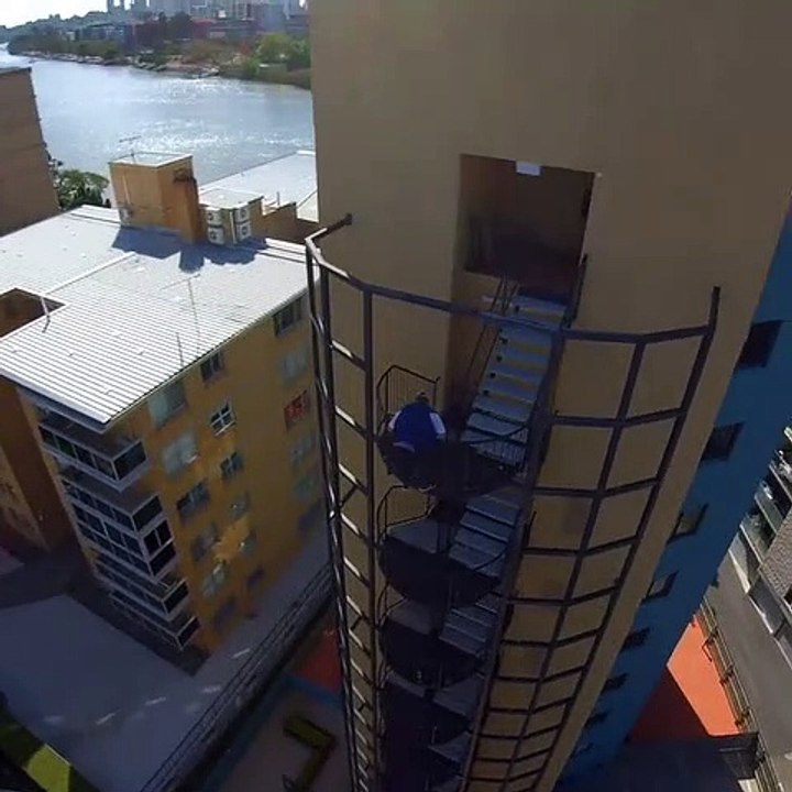 Il descend neuf étages à toute vitesse... Fou