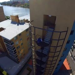 Il descend neuf étages à toute vitesse... Fou