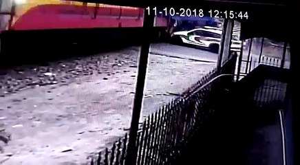 Viatura da PM bate em trem, em Criciúma