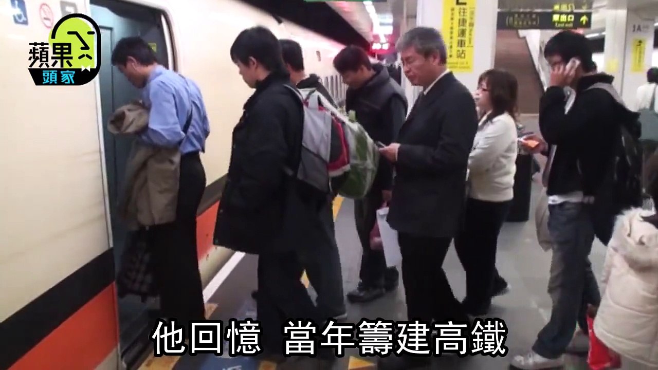 2006年12月24日高鐵宣布通車的那天，何煖軒：「那天從一早報紙開始罵我，罵到記者會、再罵到隔天天亮...被罵到連我女兒都懷疑我...」　　圖文報導【蘋果頭家3】何煖軒：我是交通界「假新聞第1個受害者」 　　　【蘋果頭家1】華航老董何煖軒愛運動　6點晨跑數十年如一日 　【蘋果頭家2】何煖軒初掌華航勞資