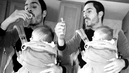 Mauricio Ochmann se pone el chupón de su hija Kailani en la boca