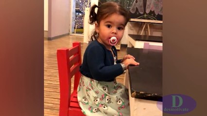 Natalia Subtil graba a su hija Mila Mayer jugando