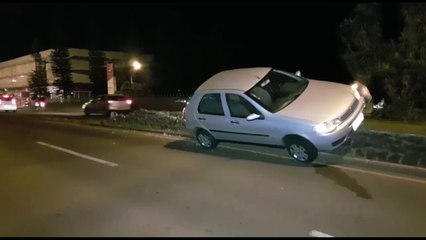 Carro sobe em mureta na Avenida Carlos Gomes