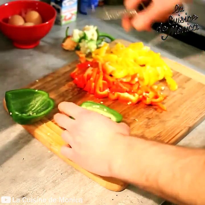 Making delicious Quiche with peppers, bacon and mushrooms Credit: La Cuisine de Monica - youtube.com/c/lacuisinedemonica