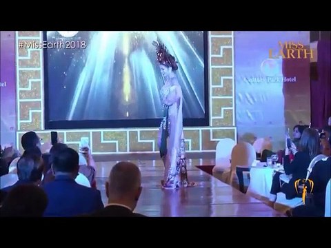 Ở khu vực châu Á và châu Đại Dương, Phương Khánh giành huy chương vàng, đứng sau lần lượt là đại diện Thái Lan (trái) và chủ nhà Philippines.