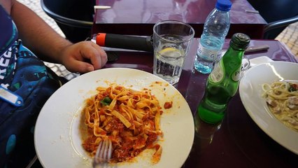 Mangiando cibo Italiano con recensione finale. Pappardelle al ragù e fettuccine panna e salmone
