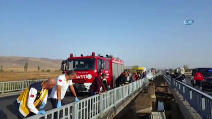 Zincirleme kazada otomobil ve tır Kızılırmak'a düştü