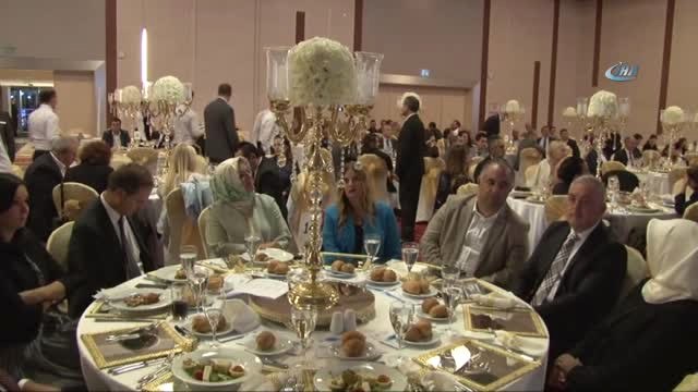 İşaret Diliyle Çanakkale Türküsü Söyleyen Down Sendromlu Gençlere Yavuz Bingöl Eşlik Etti