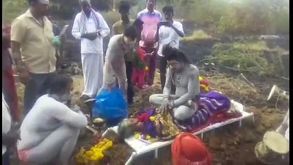 இறந்துவிட்ட தாயின் சடலம் மீது ஏறி உட்கார்ந்து கொண்டு பூஜை செய்த அகோரி மணிகண்டன்-வீடியோ
