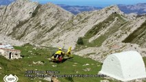 Grupo de Rescate evacua en helicóptero al hospital de Arriondas a un senderista en Picos de Europa, Asturias