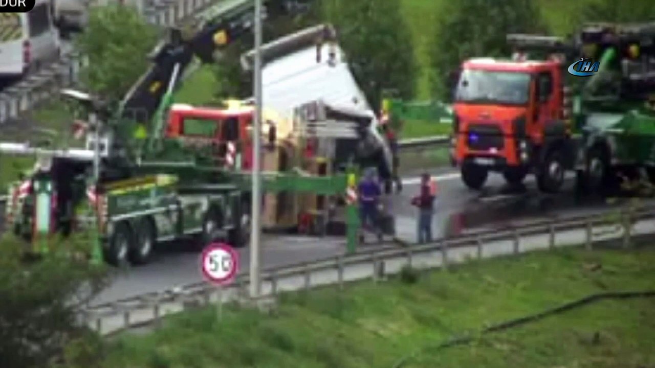 - TEM otoyolu Bahçeşehir mevkiinde kum yüklü hafriyat kamyonu devrildi. Olay yerine trafik ekipleri ve vinç sevk edildi. Kaza nedeniyle bölgede trafik oluştu. Ekiplerin çalışmaları sürüyor