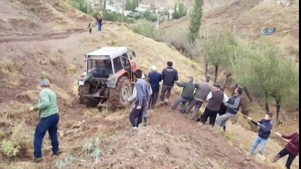 Çamura Saplanan Traktörü Köylüler El Birliğiyle Kurtardı