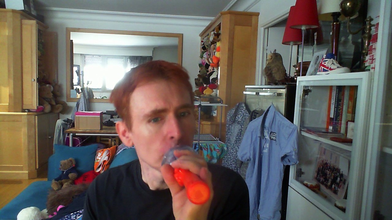 Wiwi égratigne "pleure pas" d'Eva Rasmussen