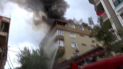 Halkalı'da Bina Alev Alev Yanıyor