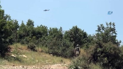 Télécharger la video: Şırnak merkez Gabar Dağı bölgesi Güneyce köyü kırsalında dün gerçekleştirilen operasyonla etkisiz hale getirilen 2 teröristin, terör örgütü PKK’nın sözde Çırav Takım Sorumlusu “Rezan” kod adlı Serbest Paksoy ile sözde Gabar Beşli Yürütme Üye