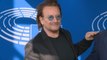 Bono se da un baño de popularidad en las sedes europeas de Bruselas