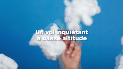 Un avion vole à basse altitude entre des buildings !