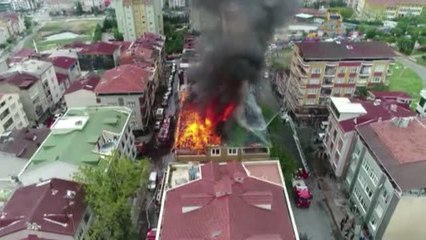 Halkalı'da 5 Katlı Binanda Çıkan Yangında Mahalleli Korku Dolu Anlar Yaşadı