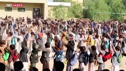 Yemen'de saldırıya hedef olan çocuklar okula buruk başladı