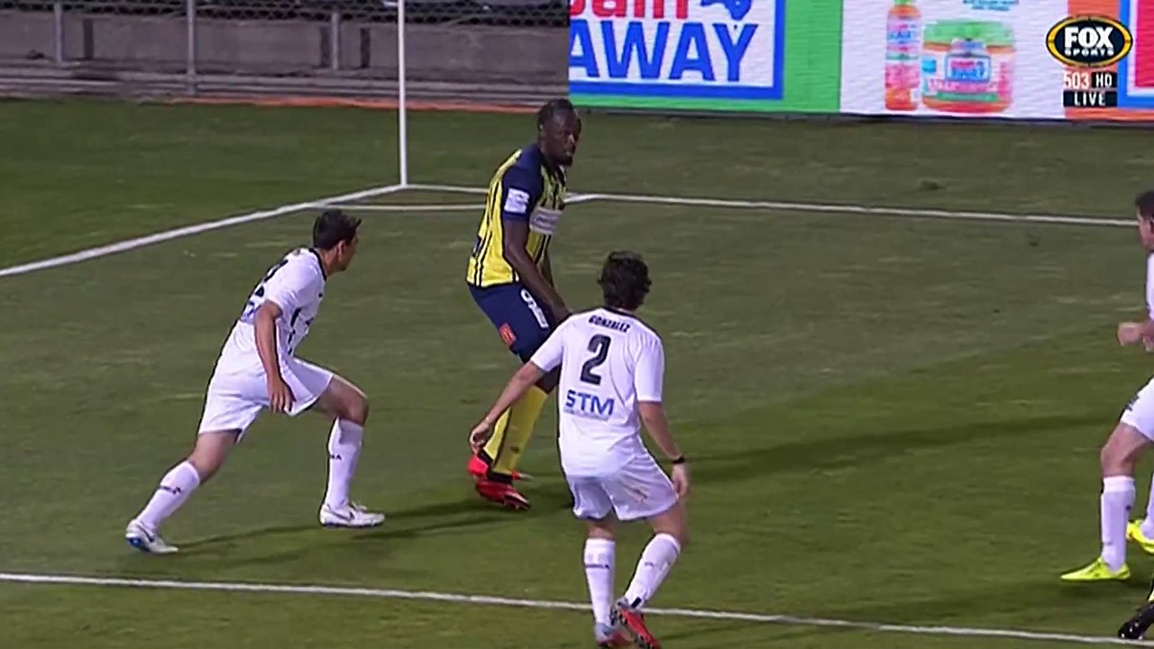 Usain Bolt marque deux buts pour ses débuts en...