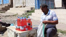 مدرس يمني يبيع الوقود على طرقات مدينة تعز