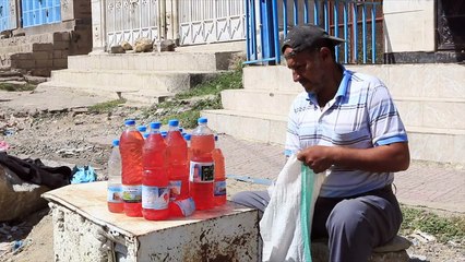 مدرس يمني يبيع الوقود على طرقات مدينة تعز