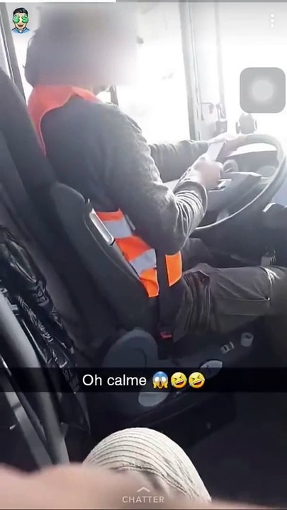 Un chauffeur de bus scolaire écrit des textos pendant qu'il conduit des enfants