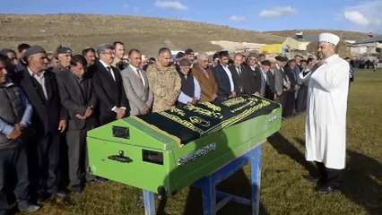 Üzerine dolap düştüğü için ölen küçük Zerin son yolculuğuna uğurlandı (3) - ARDAHAN