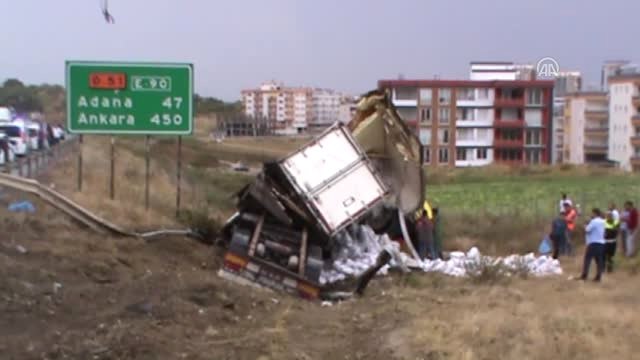 Mersin'de Tır Devrildi: 1 Ölü, 1 Yaralı