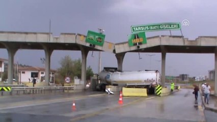 Motorin Yüklü Tanker Otoyol Gişelerine Çarptı