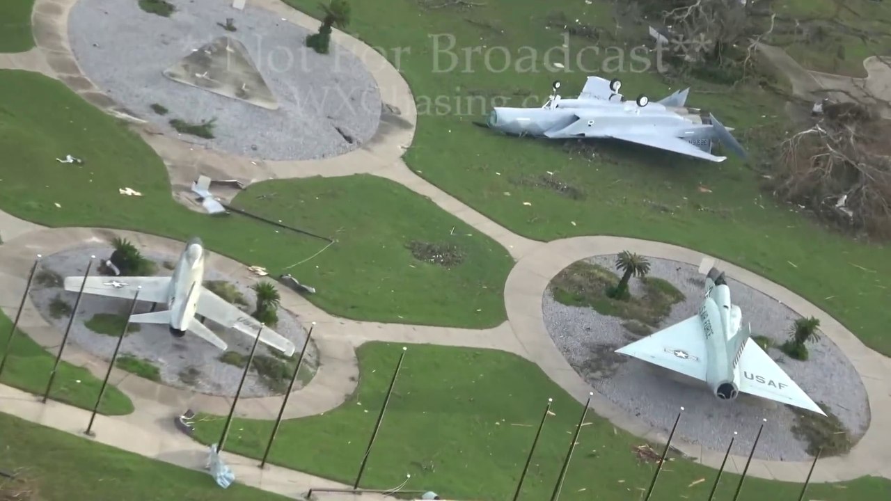 Une base aérienne dévastée par l'ouragan Michael au Panama !