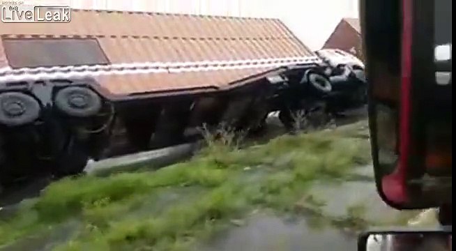 Des camions renversés par le cyclone Titli en Inde sur l'autoroute !
