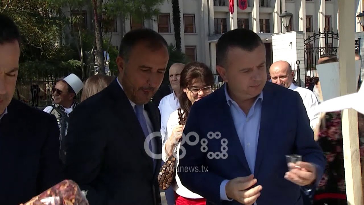 Ora News - Ambasadori i BE-së dhe Balla kthejnë nga një gotë raki në panair