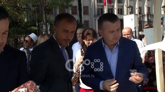 Ora News - Ambasadori i BE-së dhe Balla kthejnë nga një gotë raki në panair