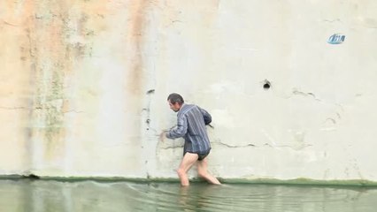 Oltasını Almak İçin Asi Nehri'ne İndi