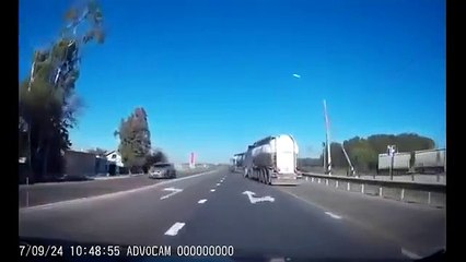 Un routier vient pousser une voiture dans le fossé