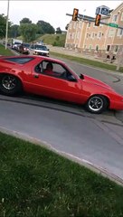 Il tente une petite acceleration avec sa Corvette et se prend une voiture