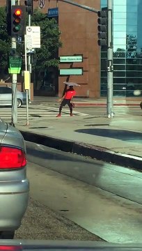 Ce gars s'amuse avec son panneau publicitaire et il est très doué